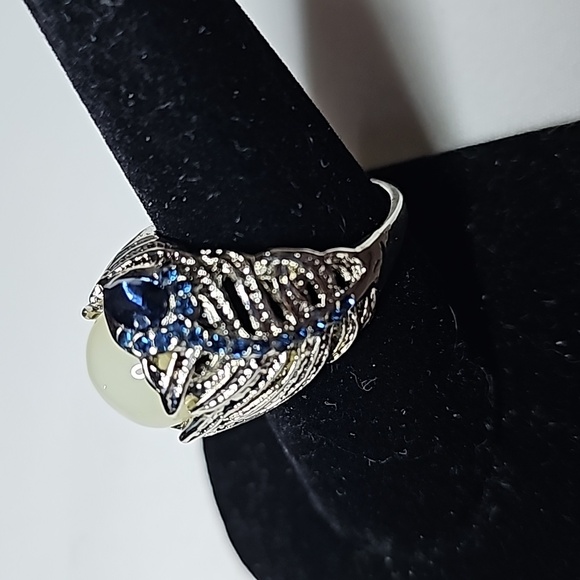 White Lucite Blue Rhinestone Statement Ring Silver Tone Setting Size 9 - Picture 6 of 12